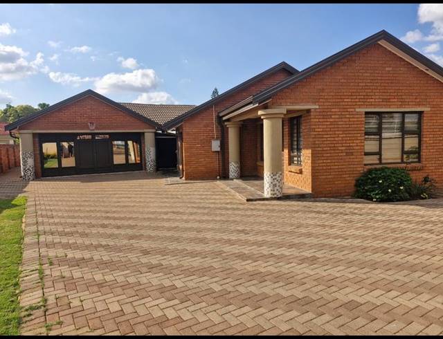 4 BEDROOM HOUSE FOR SALE IN THE ORCHARDS